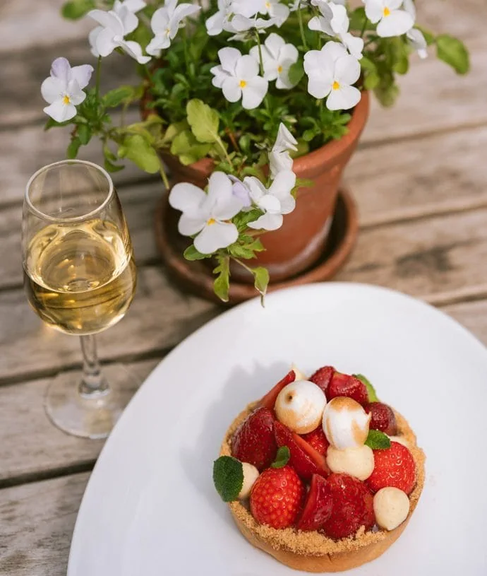 0042-2022-Parsonage-Grill-Oxford-High-Res-Outdoor-Dining-Strawberry-Custard-Tart-Pink-Lemonade-Sorbet-Web-Feature-aspect-ratio-690-815