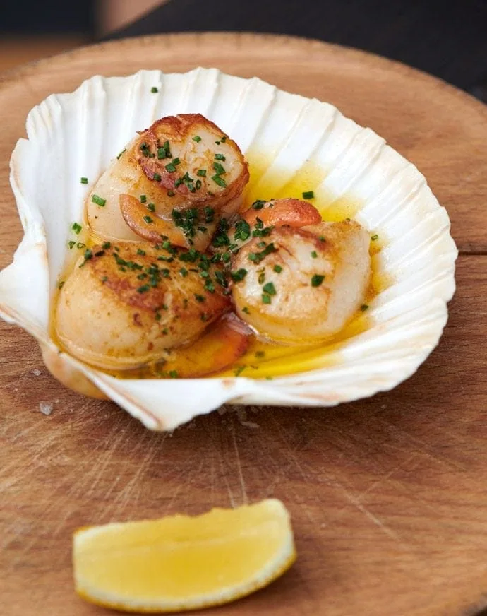 0020-2021-Gees-Restaurant-Bar-Oxford-High-res-Food-Scallops-Web-Feature-aspect-ratio-690-872