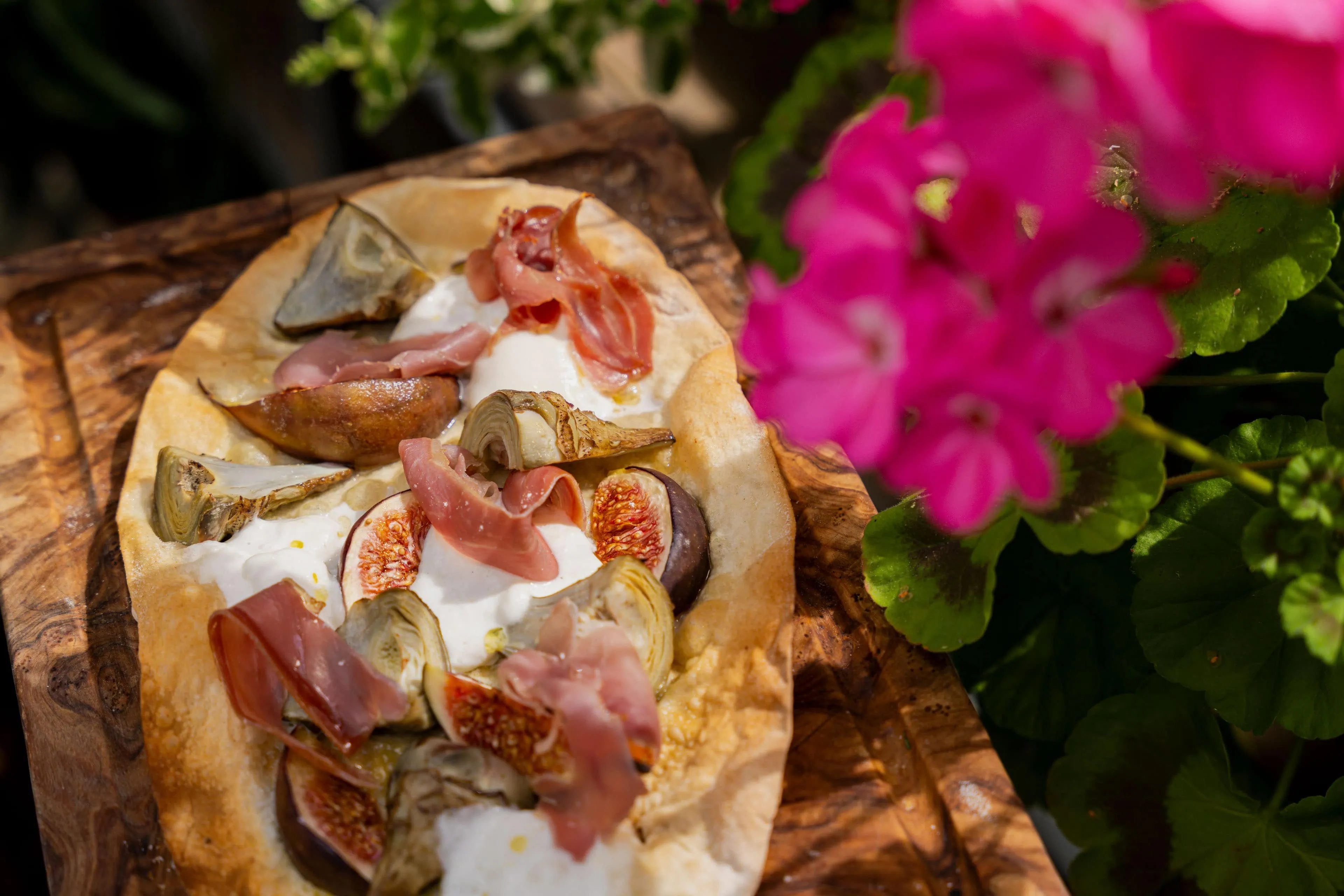 A7R07813 - 2023 - Gees Restaurant & Bar - Oxford - High Res - Artichoke Fig Prosciutto Pizzetta Sunlight Green Flowers - Web Hero